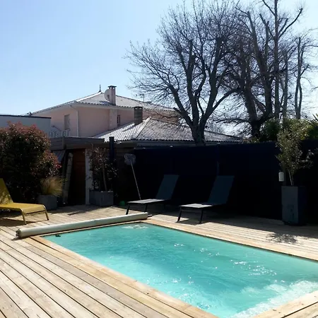 Des Ecureuils A Les Bains Hotel 4*